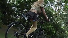 Une blonde superposée ramasse des mecs en faisant du vélo