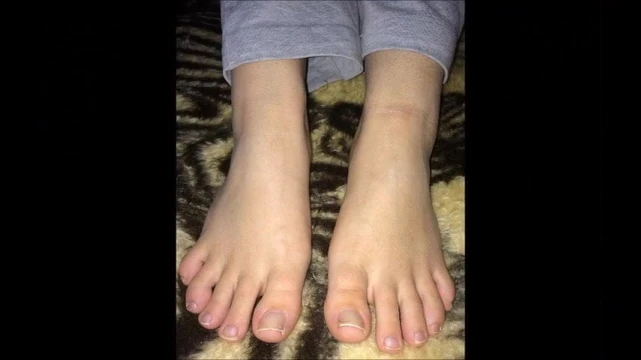 Machi moves her sexy (size 38) feet