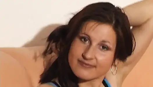 Брюнетку на кастинге трахнул пальцами агент