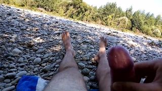 Masturbation près de la rivière