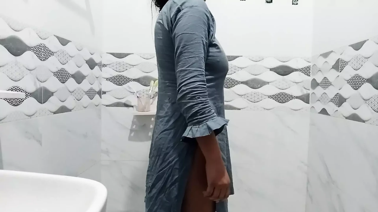 Husband ne washroom me wife ko chod dia