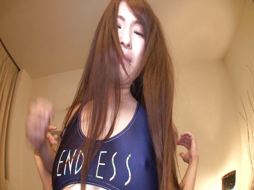 Tall Rq Beauty with Striking Curves and Shiny Legs Loses Control in an Intense and Sensual Session