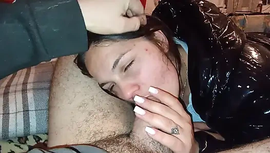 Ich komme von der Arbeit nach Hause, blase den Schwanz meines Freundes, er fickt mich in meinem Mund, lässt dich in meinen Mund und ich schlucke alles