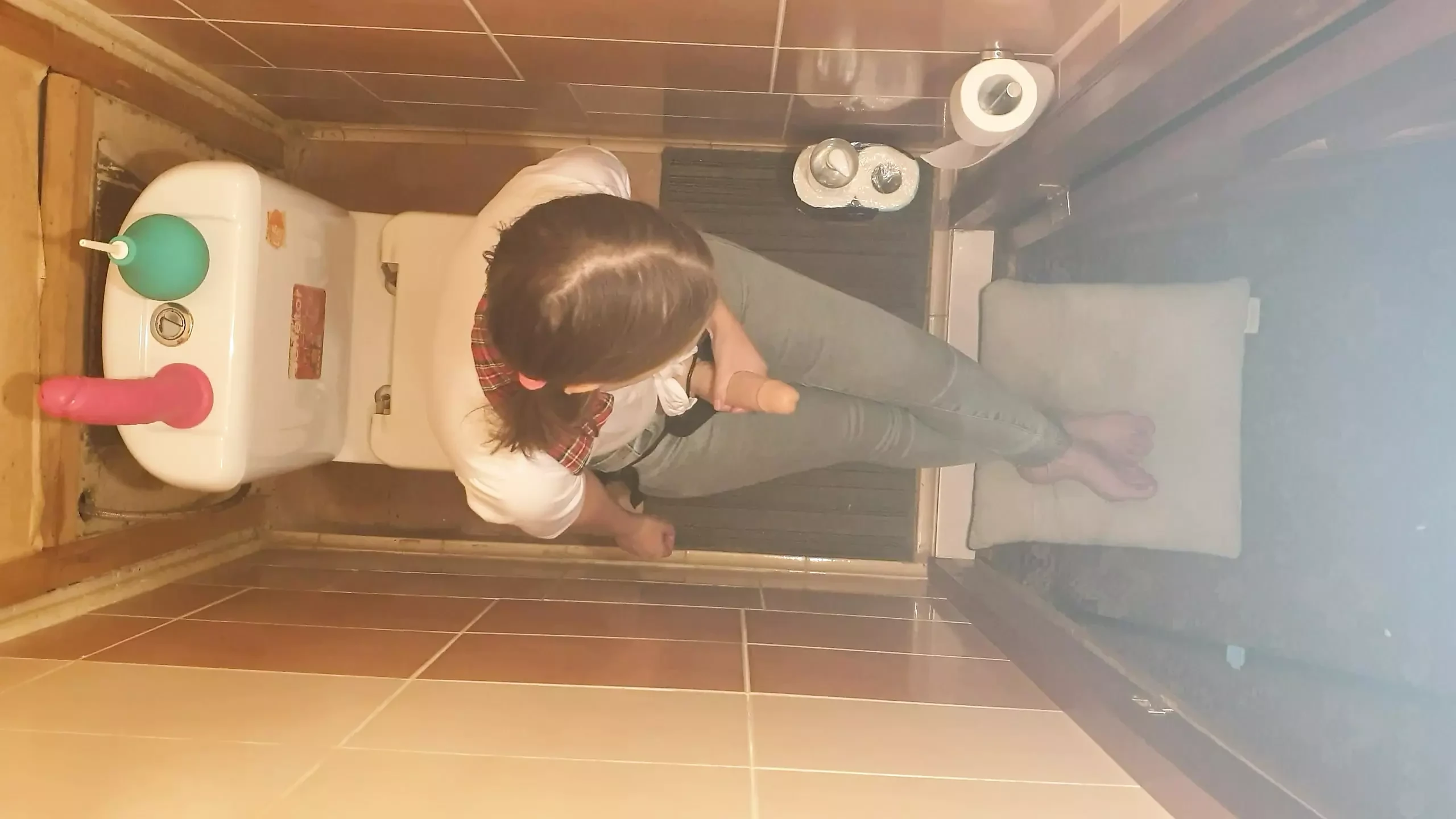 Anastasia dominatrix folla esclava Sasha Earth con cinturón en el baño filmando en cámaras en el techo