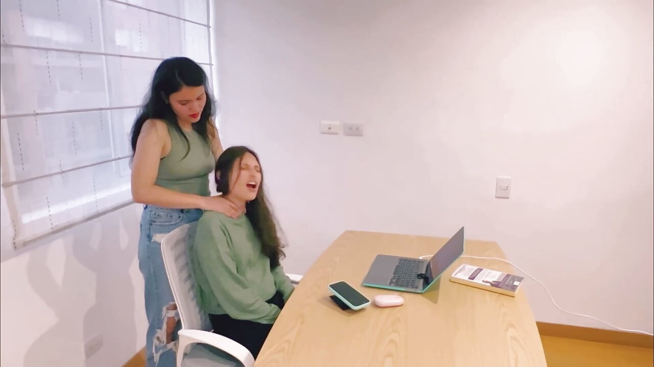 เลขาของกูยั่วกูให้กลายเป็นเลสเบี้ยน