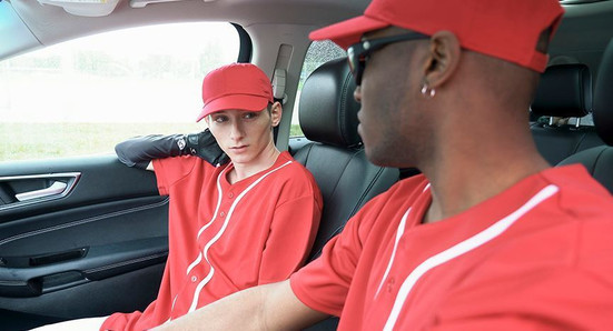 Un jeune minet se fait baiser par un entraîneur noir après une séance d&#39;entraînement de baseball