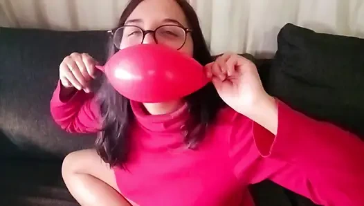 Сжимаю воздушный шарик всем моим обнаженным телом - Зайчик-ботаник