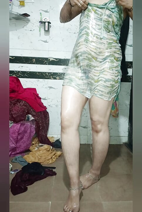 Priya bhabi sexy bath show