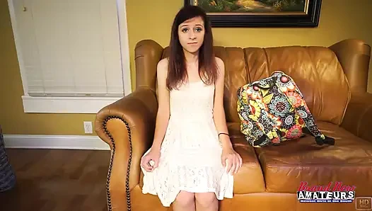 Миниатюрная Inked студентка-брюнетка Katie Walls грязно лижет оминка, жадный глотание спермы!