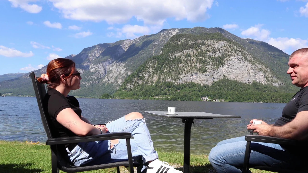 Hallstatt'ta bir yabancıyı sikiyor: balkon striptizi ve ham otel kullanımı - derin yutma finişi