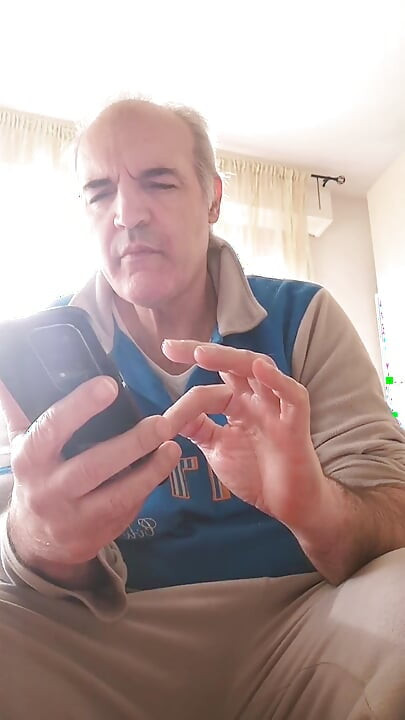 Ти чуєш, як моя рука тягнеться по всьому моєму твердому, набряклому члену