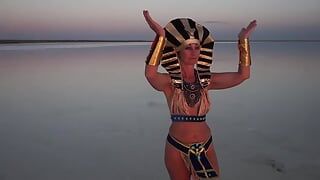 Spacer po słonym jeziorze w Egipcie