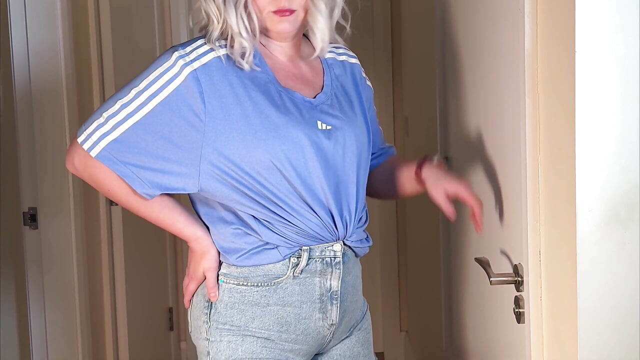 Banheiro trancado - shorts jeans molhando do lado de fora da porta