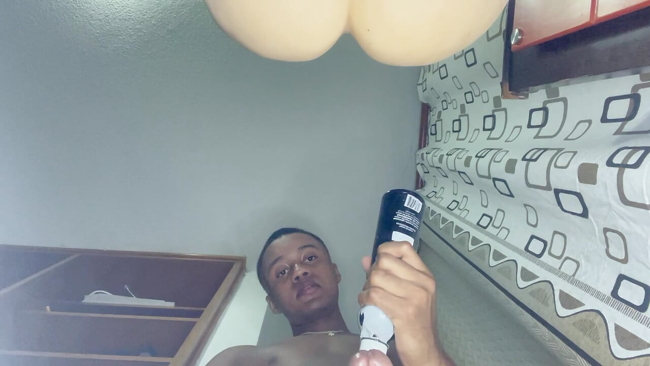 Senin kıçını bu oyuncağı sevdiğim gibi sikmem lazım.