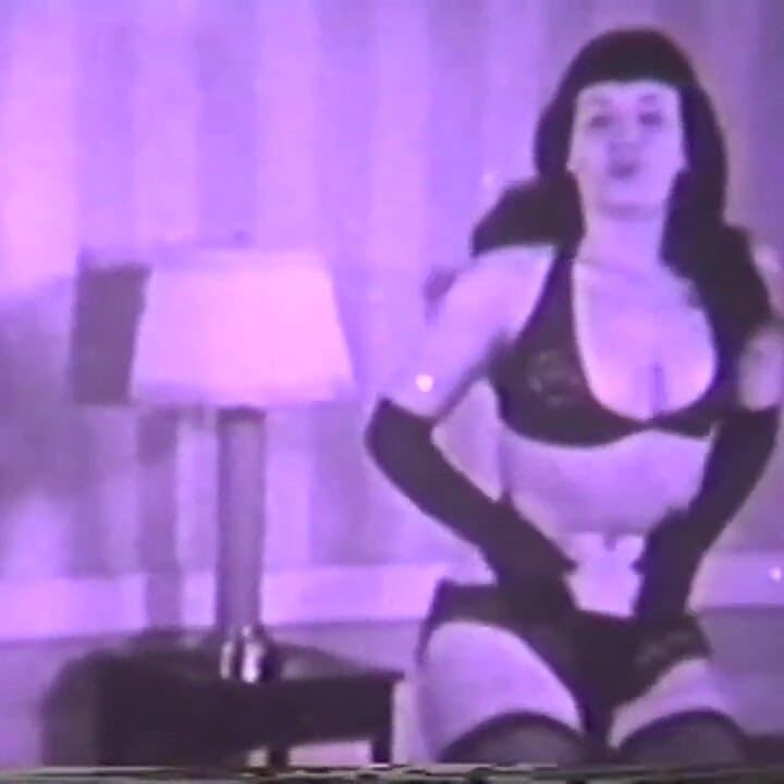 पुराने जमाने की केश वाली विंटेज लड़की अपने सेक्सी अधोवस्त्र उतारती है