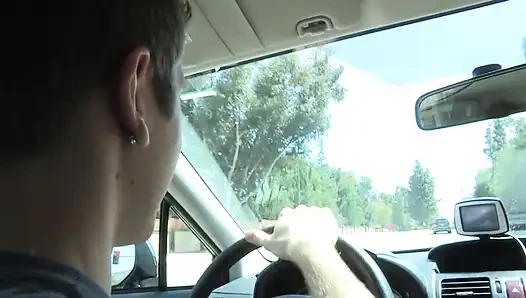 Teenie-hure legt sich hin, um einen schwanz von hinten zu nehmen