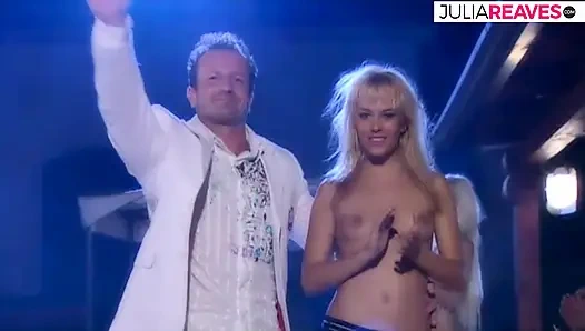 Sexy mädchen würgt an einem monsterschwanz und wird dann bis zum mund gefickt, abspritzen