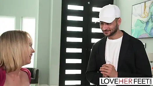 Lilly bell si cewek hot rambut pirang lagi asik ngentot kontol setelah kakinya dijilat