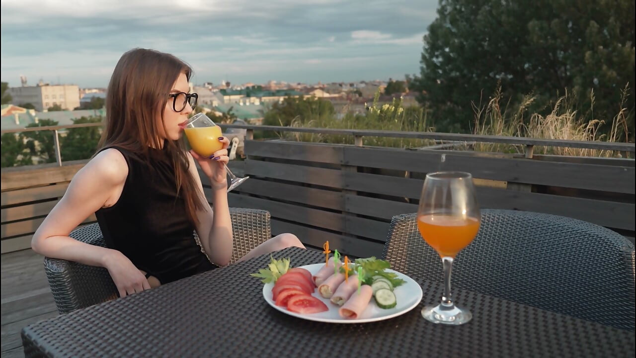 Az étterem mosdójában szexelt a pincérnővel, majd a barátnőjével