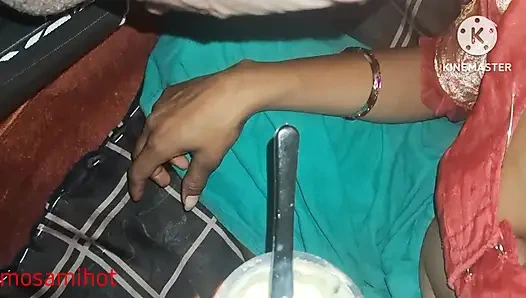 Köyün baldızı süte krem koyuyor ve arazinin ağzına koyuyor.