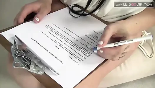 Татуированную девушку лижут киску, затем трахают в рот с камшотом