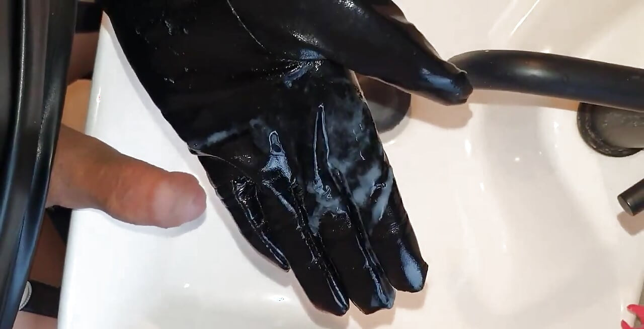 Sve je postalo malo previše - nestašno drkanje pvc rukavica.