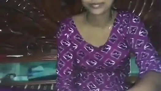 Videoda Bangladeşli kadın güzel ızgarayı emiyor