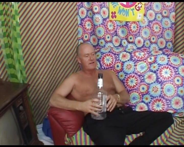 Bruneta excitată se bucură de un oral intens și un futai dur