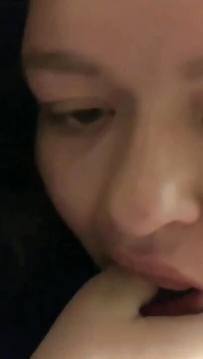 Pušenje palca, prstovanje moje debele mokre pičke