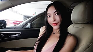 Vlekkeloze Chinese babe met dd tieten striptease in de auto