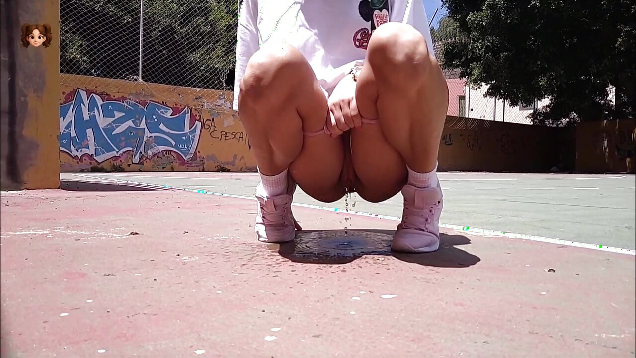 Safada em público mijando compilação 2, Mimibloou