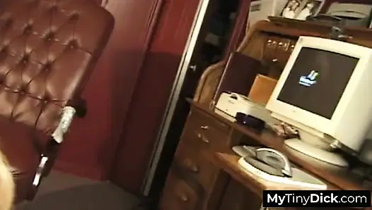 Его маленький хуй взрывается, его высвобождение покрывает ее кожу