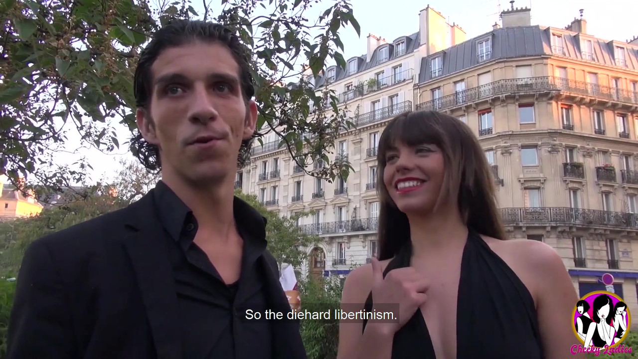 令人惊叹的黑发少女在森林里玩3P