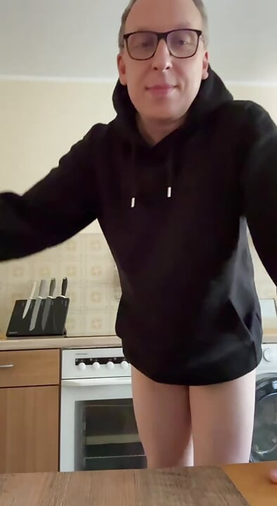 열정적인 손으로 자위하며 부엌에서 벌거벗은 채
