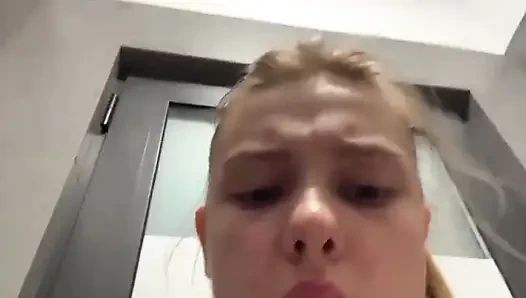 Alışveriş merkezinde göt deliğimi parmaklıyorum yakın çekim