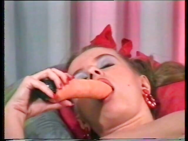 Küçük memeli sarışın fahişe amına dildo yapıyor ve göt deliğini parmaklıyor