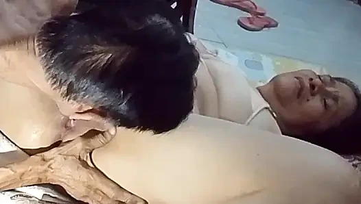 Aku ngentot dan jilat memek basahnya sampai aku kagum