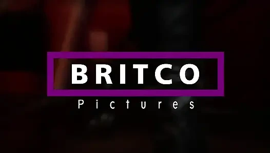 Brittany Andrews etli amcığını göstermek için seksi iç çamaşırını çıkarıyor!