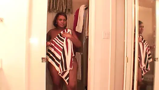 Siyah kız canavar yarak için yalvarıyor