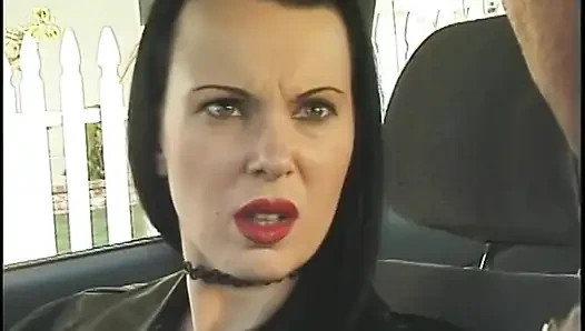 Langbeinige brünette mit geilen titten in ihre haarige muschi gefickt nach dem blowjob auf dem Sofa