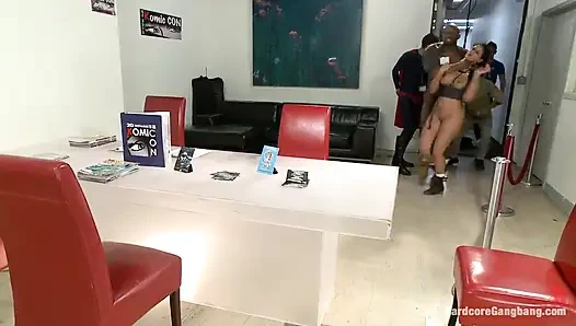 Komic kon schlampe wird im aufzug gefickt - dicke titten! Doppelte vagina!