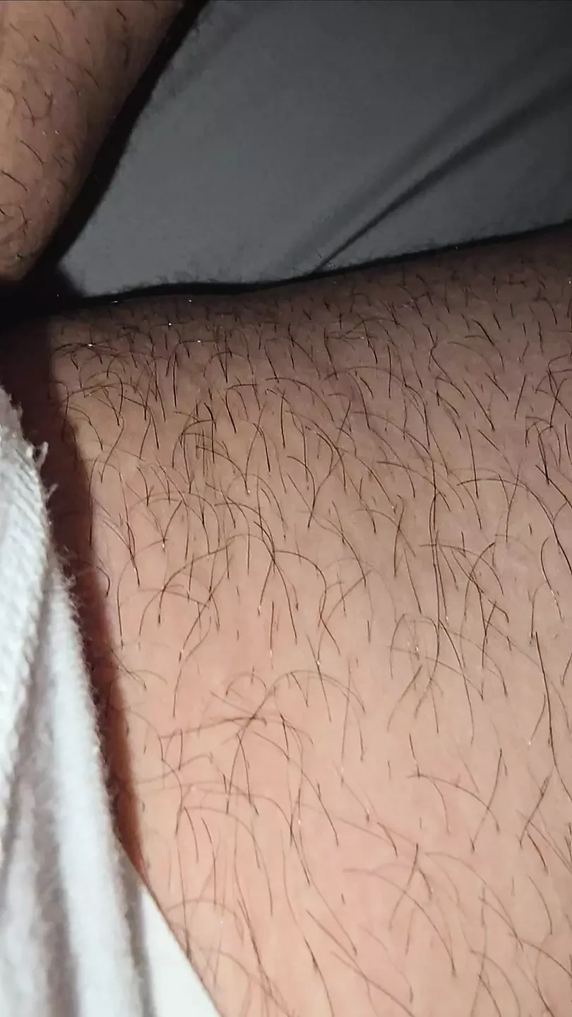 Nevlastní dcera byla přistižena, jak se dotýká nevlastního táty čůráka v jeho spodním prádle
