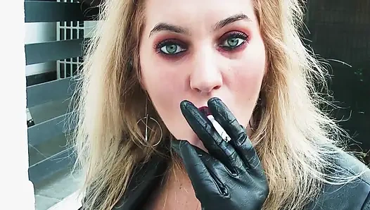 Kadın kılıklı cashpulatrix