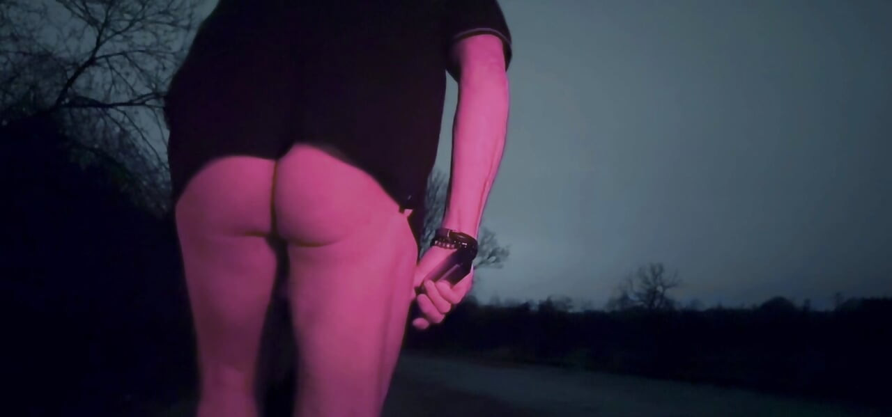 Masturbando nua em 2 locais descalça e se masturbando