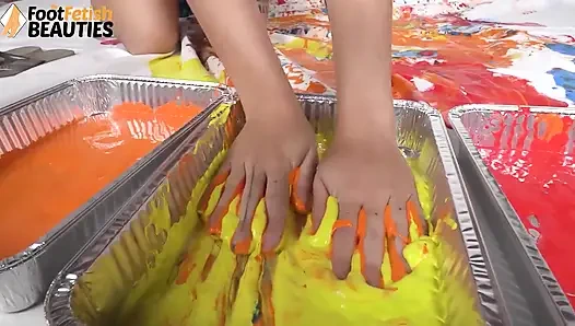 Brünette Diva streicht ihre Füße und Hände mit Farbe, um eine preisgekrönte Kunst zu schaffen