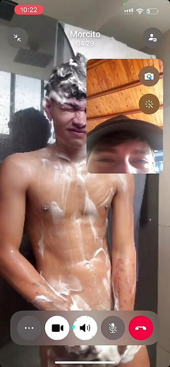 Tuširam se sa svojom heteroseksualnom prijateljicom preko video poziva