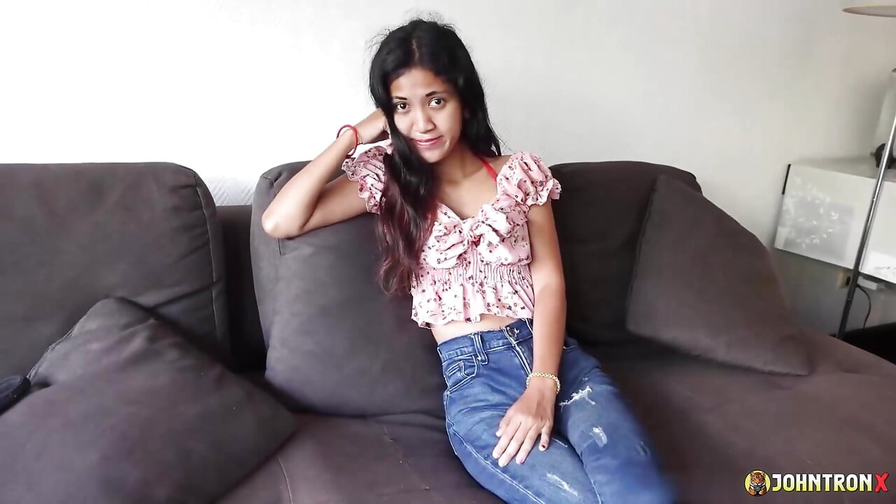 Johntronx - joven seductora asiática delgada chupa mi polla antes de sentarse en ella