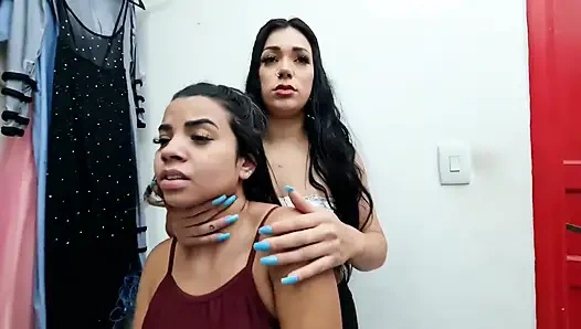 Cewek-cewek lesbian dominan ini lagi asik muasin memeknya pakai tangan