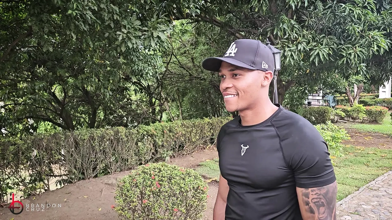 一个奇怪的红发女郎在户外公园里给我挤奶 - Brandon Cruz和Andrea Castro