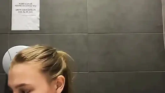 Halkın içinde büyük yarakla ilk kez anal sikişiyor